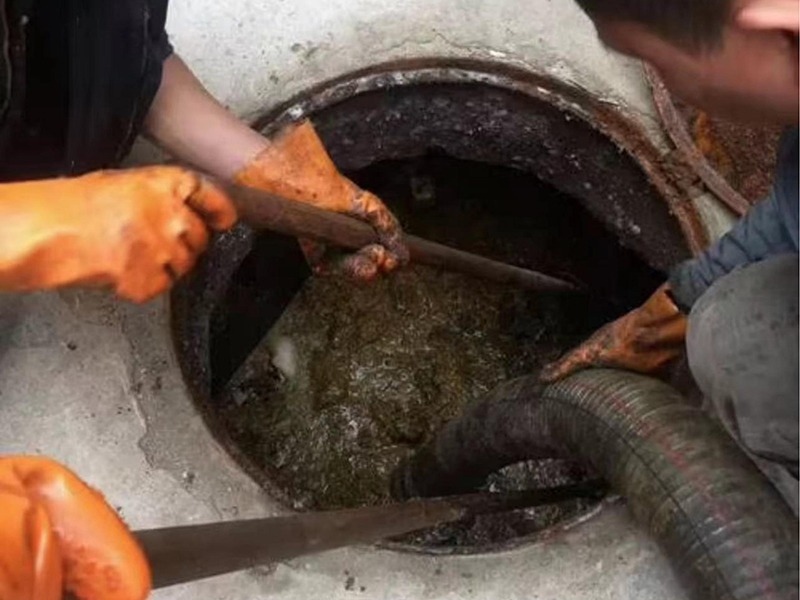 田东清理化粪池时如何避免沼气的危害？